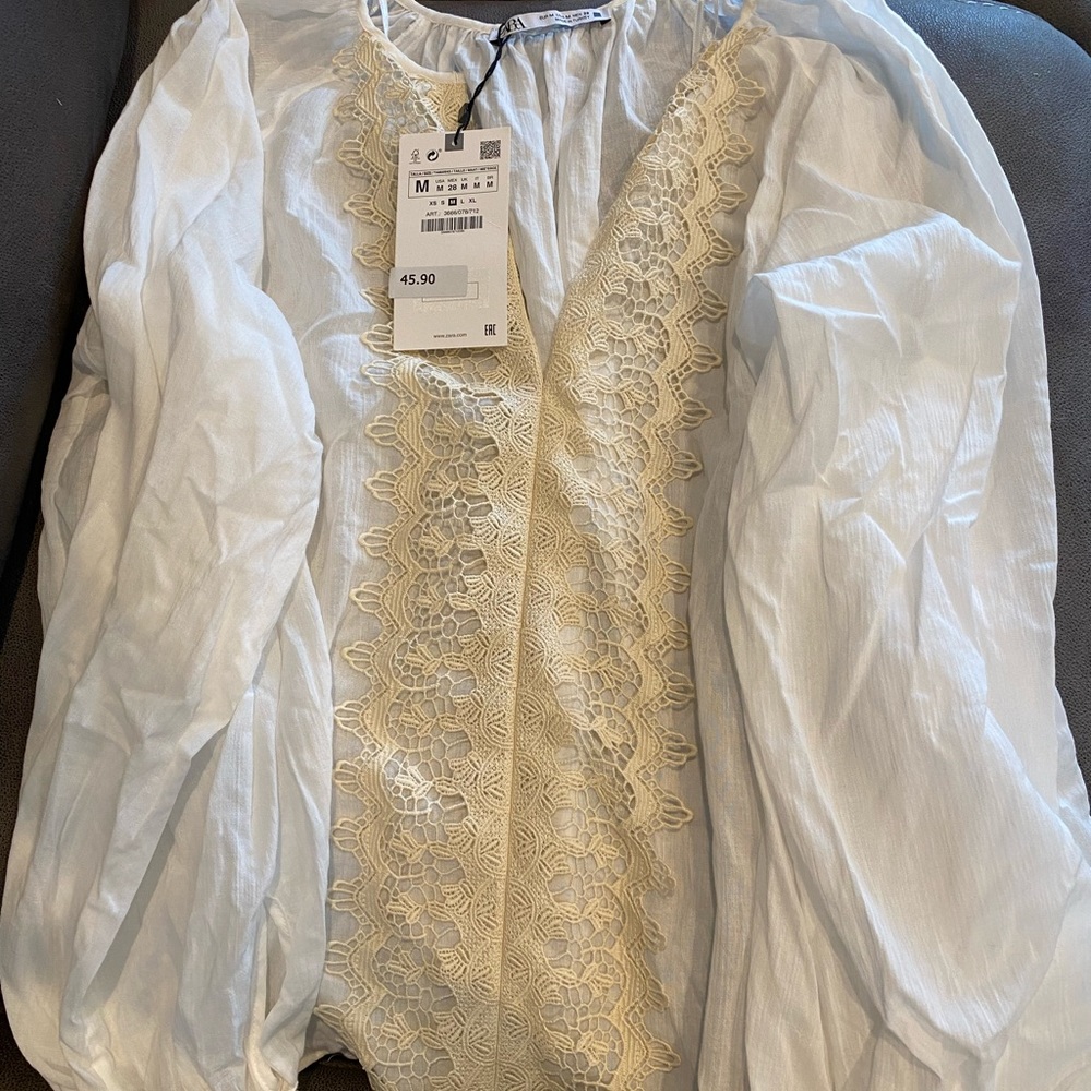 Zara lace front detail blouse. Size M. Item 3666/078/812 Spring 2022.